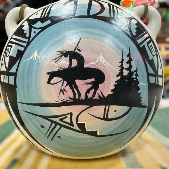 Southwest Native Artist Signed Inez Pottery Wall Hanging Canteen Vase - Picture 4 of 10